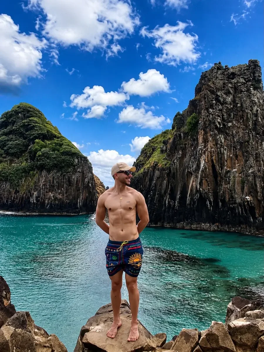 Matheus em uma paisagem de Fernando de Noronha.